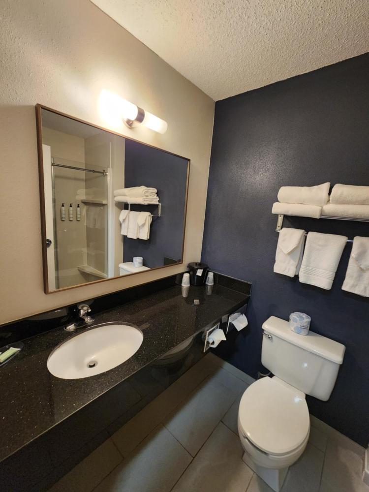 Queen Room with Adapted Tub - Mobility and Hearing Accessible interior
